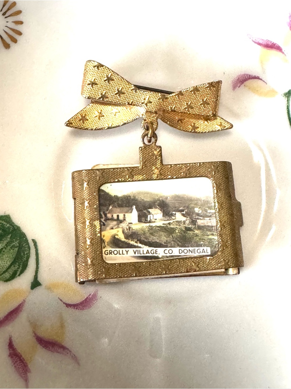 Vintage Gold-tone Rectangular Locket booklet Brooch featuring Ireland photos 🍀